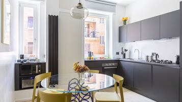 Departamento Deluxe | Área de sala de estar | Televisión de pantalla plana de 50 pulgadas con canales vía satélite