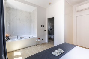 Deluxe Apartment | Jetted tub