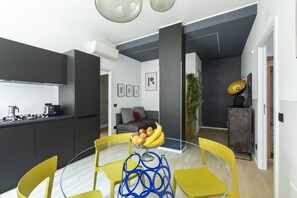 Leilighet – deluxe | Oppholdsområde | En 50-tommers Flatskjerm-TV med Parabol-TV samt TV og DVD-spiller