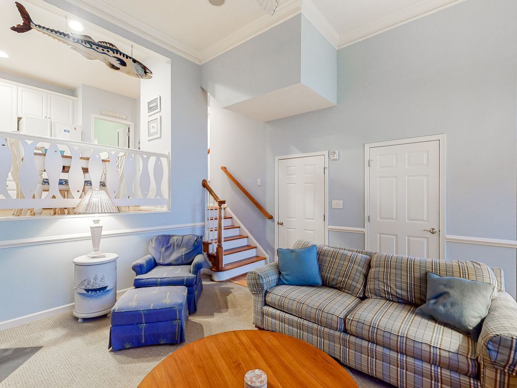 Bayside Bethany Lakes townhouse w/ fireplace, pools, basketball court, free WiFi