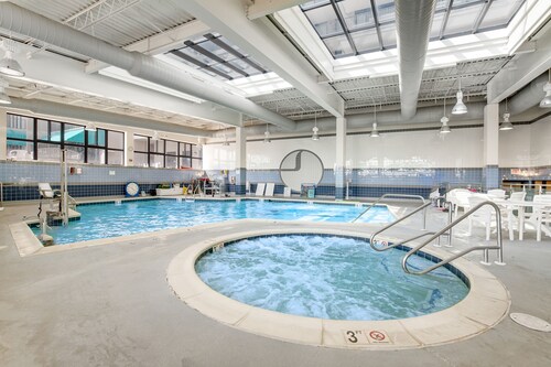 Sea Colony Tennis 1st floor condo w/ pool, shared sauna, and lake view