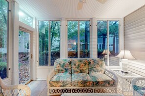 テレビ、暖炉、DVD プレーヤー