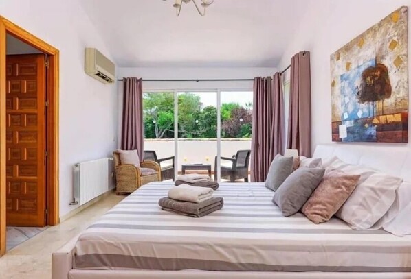 3 slaapkamers, een strijkplank/strijkijzer, wifi, beddengoed