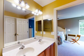 5 habitaciones, escritorio y tabla de planchar con plancha 
