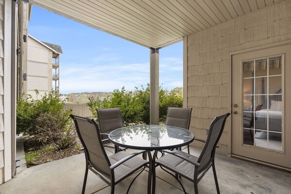 Outdoor dining - 3 Bedroom, 3 Bathroom Walk-in Golf Condo with Covered Patio (Branson)