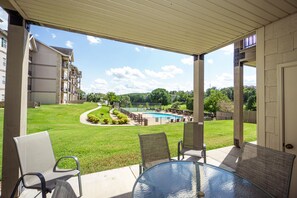 Outdoor dining - Walk-in 2 King Bedroom, 2 Bath Golf Condo with Covered Patio - Walk out to Pool! (Branson)