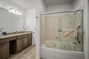 Ensemble baignoire-douche, baignoire à remous, séchoir à cheveux
