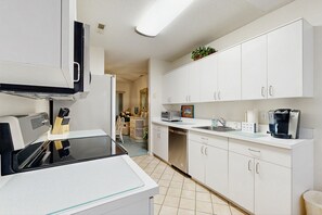 ثلاجة، ميكروويف، فرن، موقد طهي مسطح