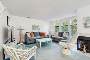 Fernseher, Kamin, DVD-Player