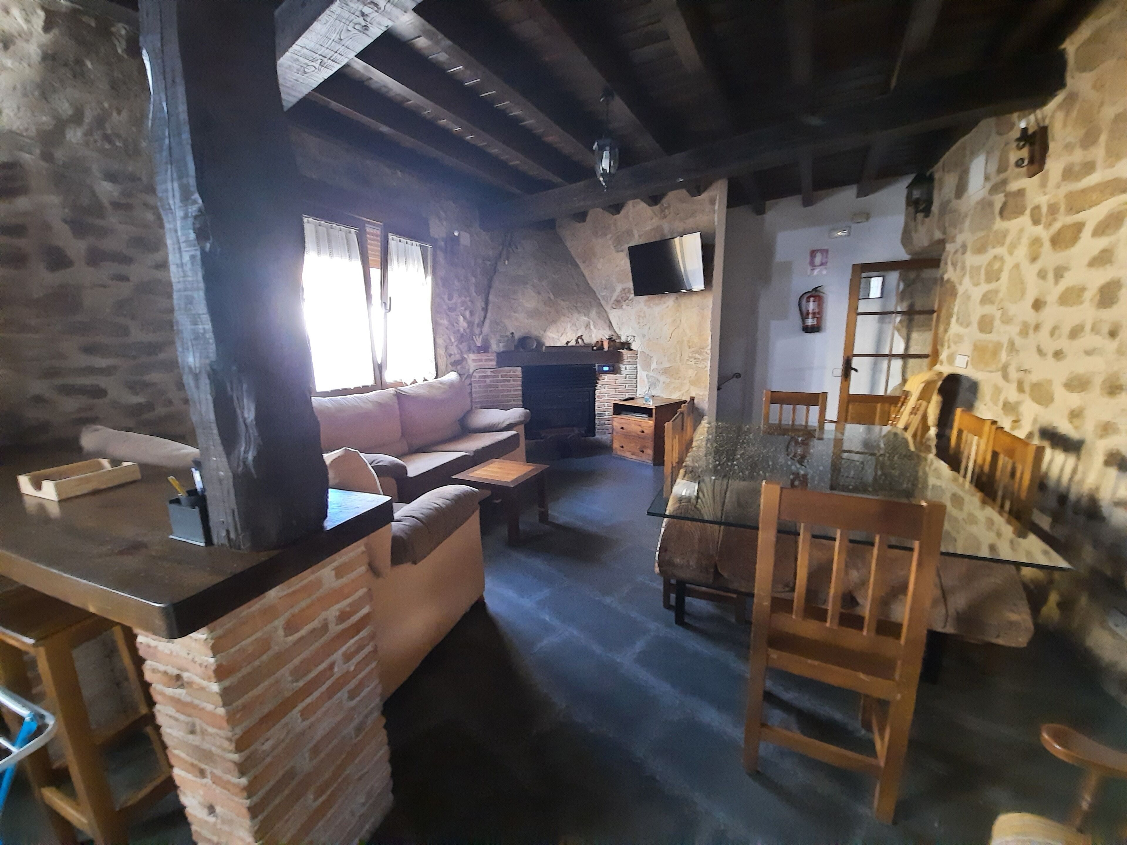 Een televisie en een open haard