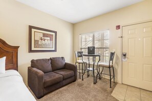Interior - Queen Suite with Kitchenette (Branson)