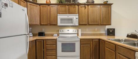 Køleskab, mikrobølgeovn, ovn, kogeplade