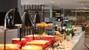 Ein reichhaltiges Buffet mit verschiedenen Speisen und Besteck.