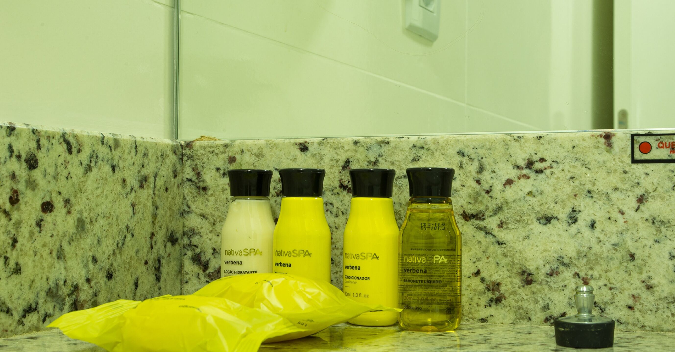 suíte premium- vista lago | bathroom | free toiletries, hair dryer, towels