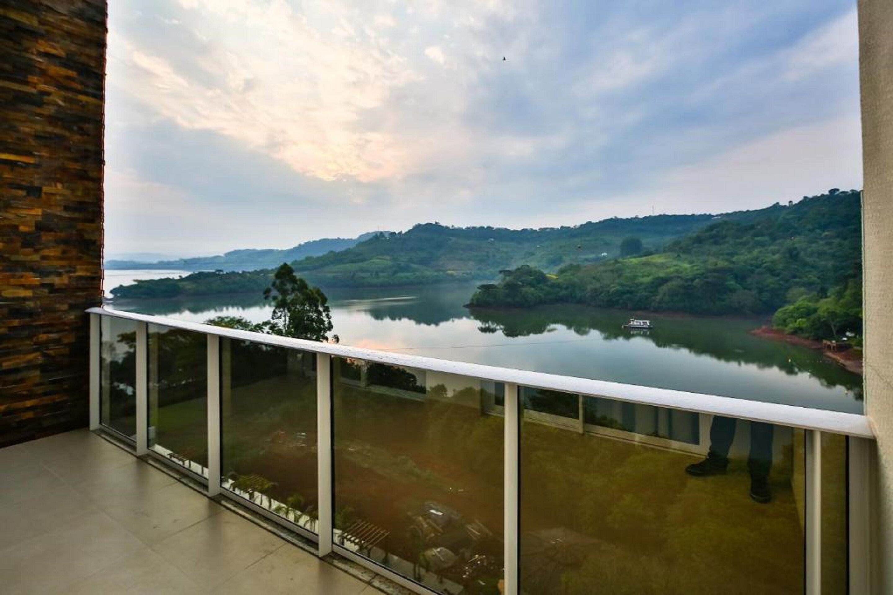 Suíte Premium- Vista Lago | Minibaari, äänieristys, silitysrauta/-lauta, ilmainen Wi-Fi