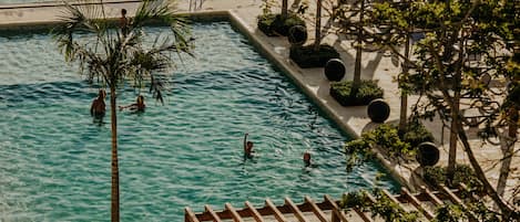 Piscina coperta, 3 piscine all'aperto, ombrelloni da piscina, lettini