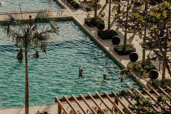 Piscina coberta, 3 piscines a l'aire lliure, para-sols i gandules
