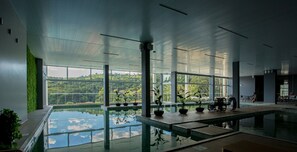 Innenpool, 3 Außenpools, Sonnenschirme, Liegestühle