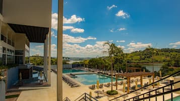 Piscina interna, 3 piscinas externas, guarda-sóis, espreguiçadeiras