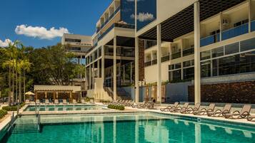 Piscina interna, 3 piscinas externas, guarda-sóis, espreguiçadeiras