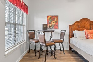 Iron/ironing board, free WiFi, bed sheets - Queen Suite with Kitchenette (Branson)