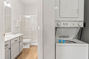 Ensemble douche/baignoire, baignoire à jets, sèche-cheveux