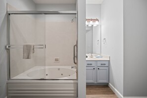 Ensemble douche/baignoire, baignoire à jets, sèche-cheveux