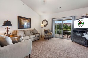 Smart TV - Golf Course Views • Updated Condo Near Branson Shows & Dining (Branson)