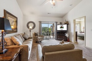 Smart TV - Golf Course Views • Updated Condo Near Branson Shows & Dining (Branson)