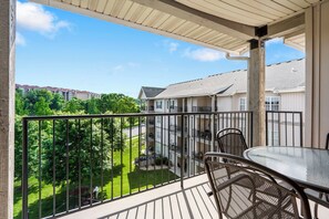 Outdoor dining - Golf Course Views • Updated Condo Near Branson Shows & Dining (Branson)