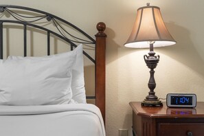Iron/ironing board, free WiFi, bed sheets - Golf Resort Stay • Walk-In Studio Condo •Ticket & Golf Discounts (Branson)