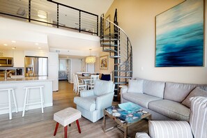 Una televisión, una chimenea, un reproductor de DVD