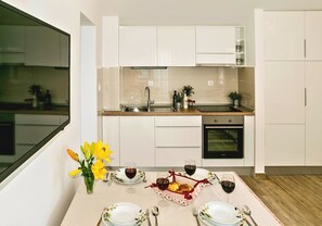 Refrigerador, horno, placa de cocina, tetera/pava eléctrica