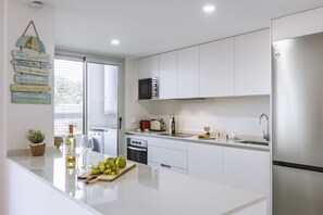 Kühlschrank, Mikrowelle, Ofen, Geschirrspüler