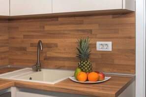 Refrigerador, placa de cocina, lavavajillas, cafetera expreso