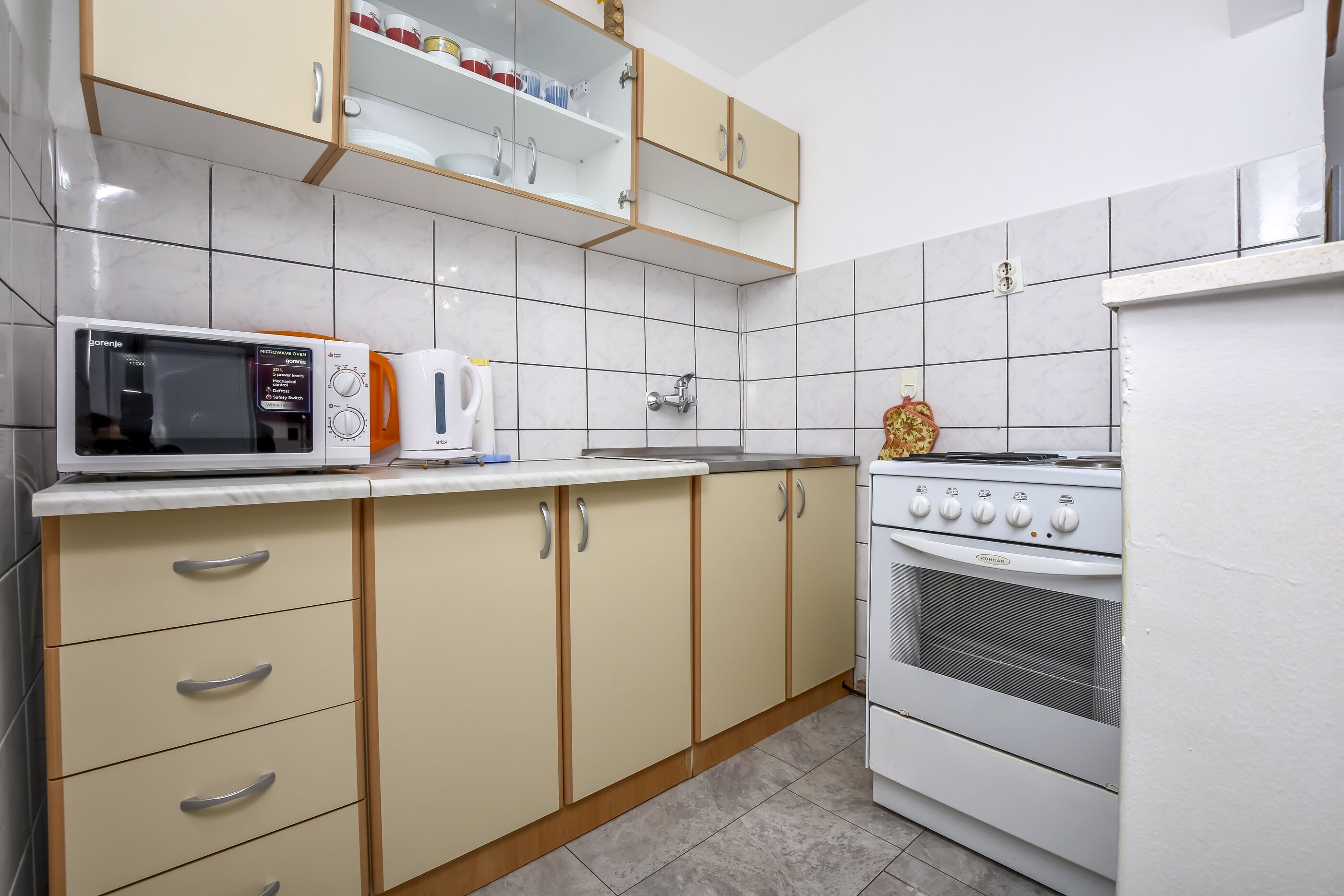 Private kitchen | Fridge, microwave, oven, stovetop