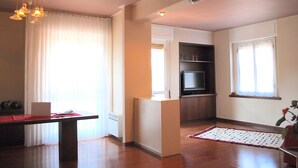 Apartment, 3 Bedrooms | Living room | 40-inch flat-screen TV with digital channels, TV