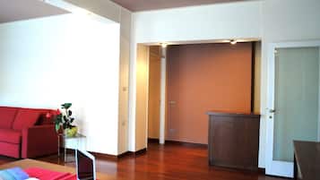 Appartamento, 3 camere da letto | Soggiorno | TV a schermo piatto 40 pollici con canali digitali, TV