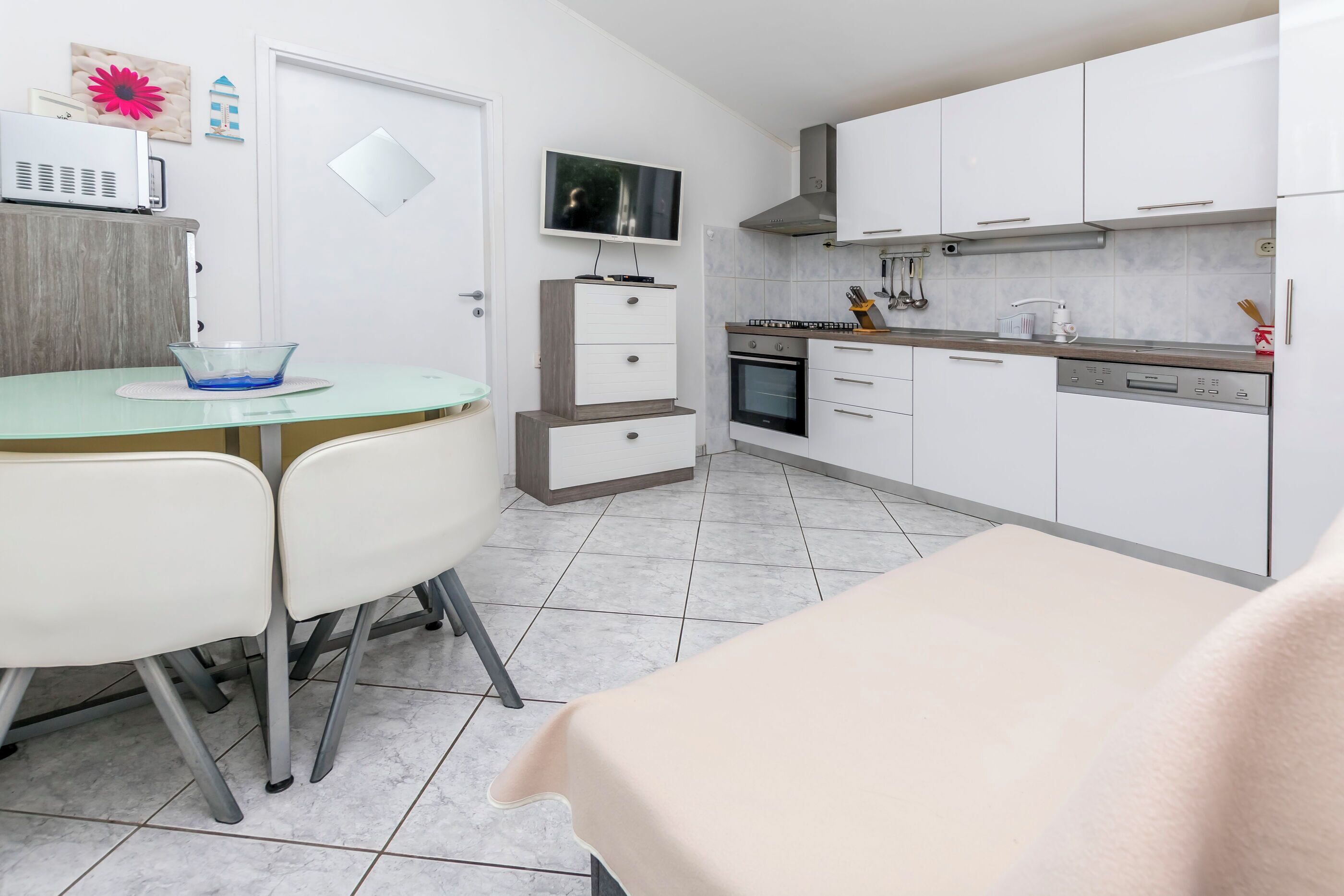 House | Private kitchen | Fridge, microwave, oven, stovetop