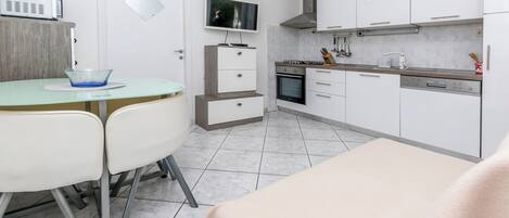 House | Private kitchen | Fridge, microwave, oven, stovetop