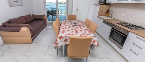 Apartment (A1) | Eigene Küche | Kühlschrank, Mikrowelle, Ofen, Herdplatte