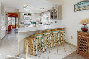 Fridge, microwave, oven, stovetop - South Bethany canal-front house w/ grill, boat dock, and outdoor shower (Bethany Beach)