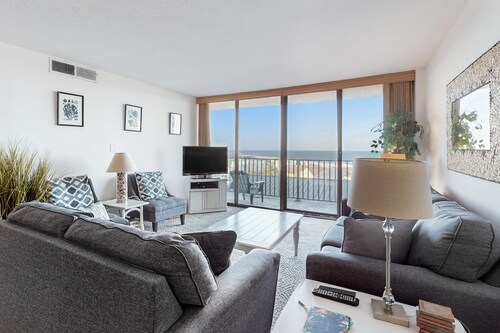 Sea Colony 5th floor condo w/ balcony and gym - partial ocean view