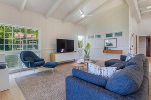 Smart TV, table tennis - Beachfront Haena home with A/C - Near Tunnels Beach (Haena)