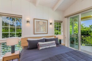 3 bedrooms, free WiFi, bed sheets - Beachfront Haena home with A/C - Near Tunnels Beach (Haena)
