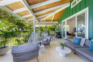Terrace/patio - Beachfront Haena home with A/C - Near Tunnels Beach (Haena)