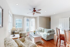 Fernseher, Kamin, DVD-Player