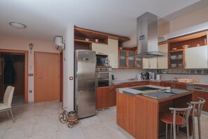 Frigorífico, microondas, horno y placa de cocina