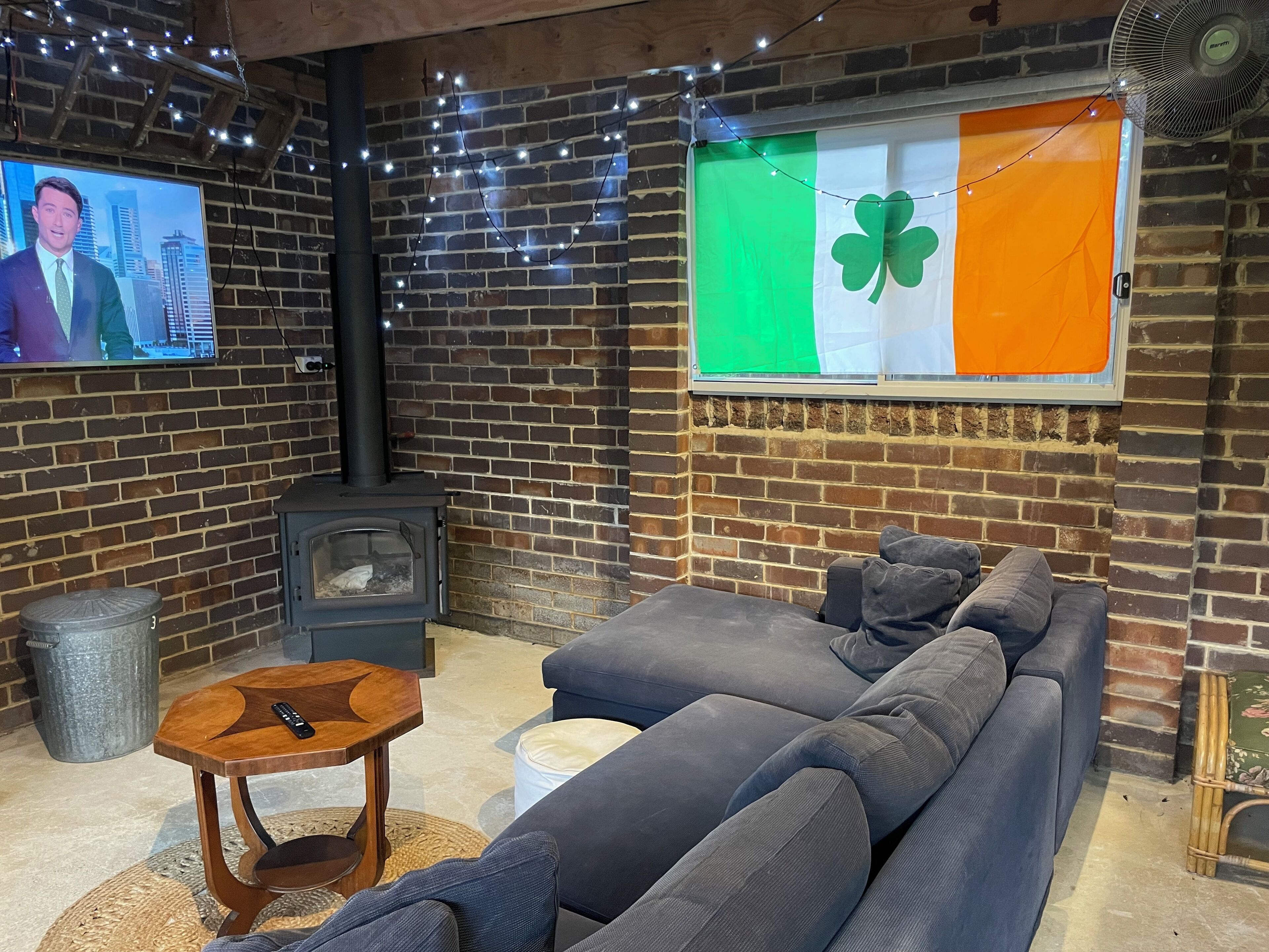 智能电视、壁炉、DVD 播放器、桌上足球