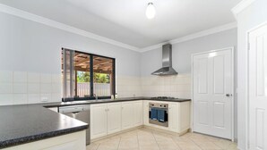 Fridge, microwave, oven, stovetop - Mandurah Estuary Breeze (Wannanup)